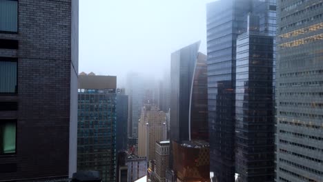 Zeitraffer-In-Midtown-New-York-City-Während-Eines-Sonnenaufgangs-Im-April-Mit-Tiefem-Nebel