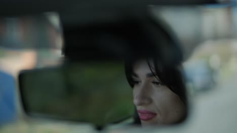 고급스러운 비즈니스 의상을 입고 현대적인 차량 인테리어에서 독립성과 전문성을 보여주는 자신감 넘치는 사업가 여성이 차를 운전하고 있습니다.