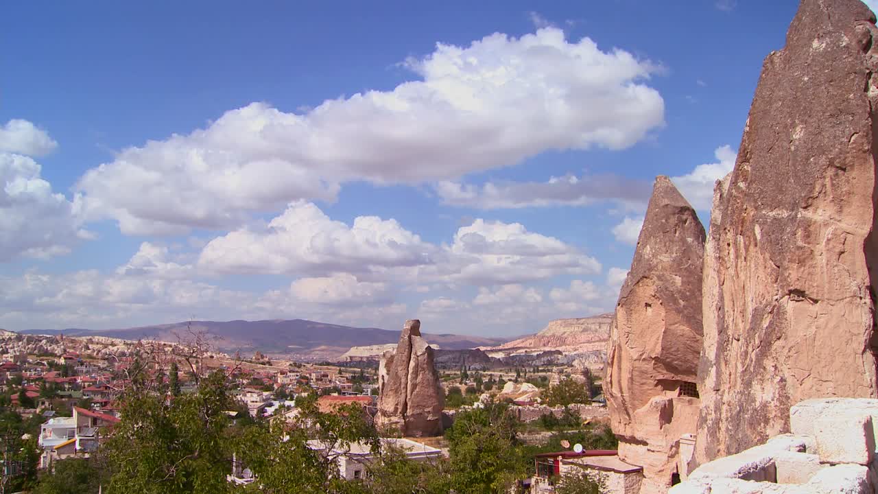 카파도키아 칠면조 3의 암석 위에 아름다운 시간 경과 구름