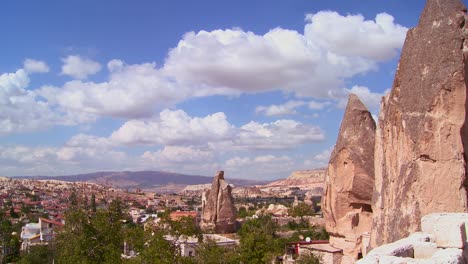 Hermosas-Nubes-De-Lapso-De-Tiempo-Sobre-Las-Formaciones-Rocosas-En-Capadocia,-Turquía-3