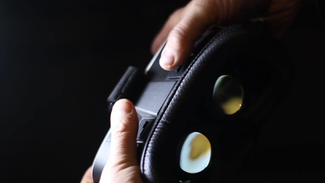 Adjusting Lens Focus In The 3D VR Virtual Reality Glasses