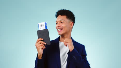 baile, cara o hombre feliz con un pasaporte en el estudio