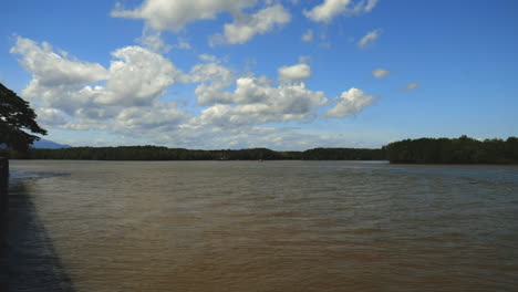 mirando el río en krabi