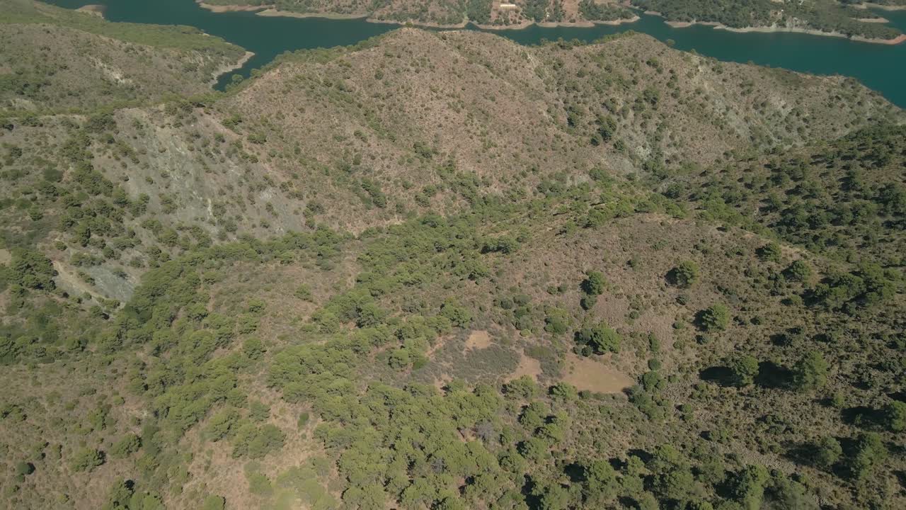 Ripresa aerea di montagna e lago