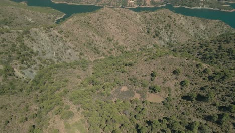 revelación aérea de montaña y lago