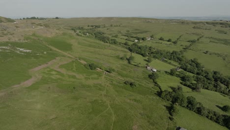 Ländliche-Luftlandschaft-Englands-Shropshire-Cleehill-Ackerland-Sommer