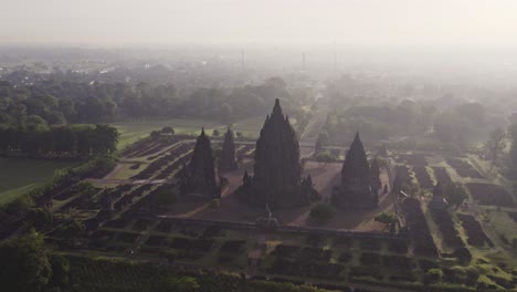 vista brumosa de la mañana en el templo hindú de prambanan en java, antena