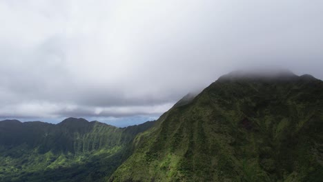 nu‘uanu pali - overlooking cliff with clouds - ascending while orbiting