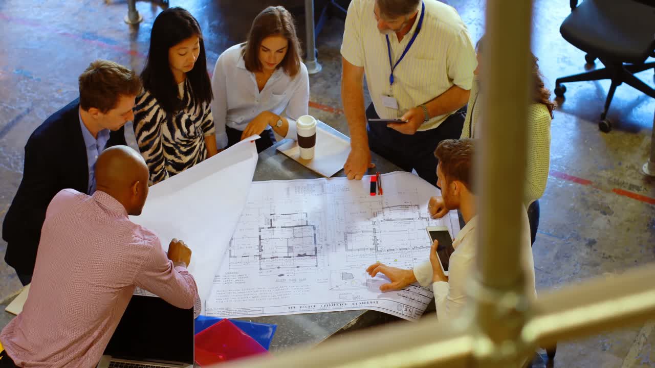 gente de negocios discutiendo sobre el proyecto en la reunión 4k