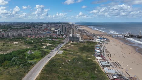 blick auf den haag am strand von scheveningen mit der riesenradpromenade de pier