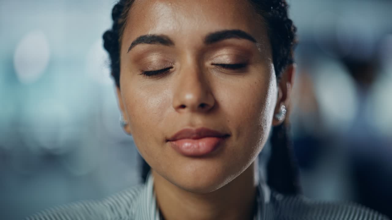 retrato de uma linda mulher negra com olhos castanhos profundos, cabelo trançado, sorriso perfeito. garota bonita vira-se, olha para a câmera com um olhar sonhador. bokeh fora de foco de fundo. close-up slow motion