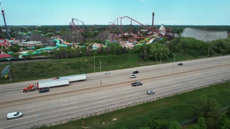 Vista-General-Creciente-De-Un-Parque-De-Diversiones-Expansivo,-Donde-Le-Esperan-Atracciones-Emocionantes,-Atracciones-Cautivadoras-Y-Entretenimiento-Para-Toda-La-Familia