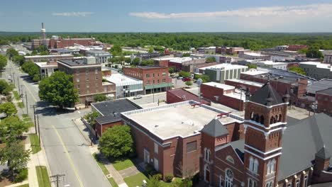 Aerial-Push-into-Reidsville-North-Carolina,-Reidsville-North-Carolina-Small-Town-America