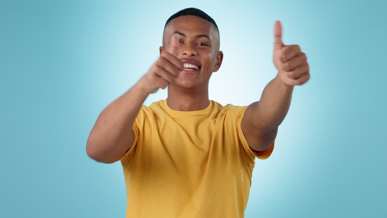 cara, sonrisa y hombre con los pulgares hacia arriba