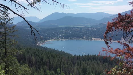 Impresionante-Escena-Aérea-Del-Lago-Shuswap-Y-La-Idílica-Bahía-Ciega