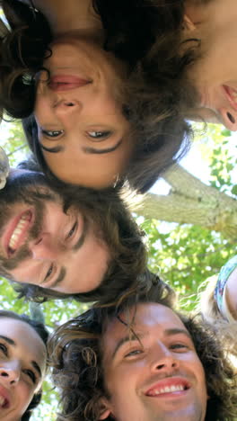 vista de ángulo bajo de amigos hipsters sonriendo