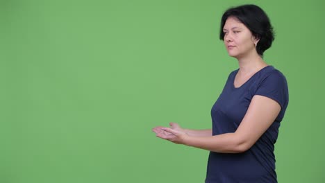 mujer hermosa con el cabello corto mostrando algo