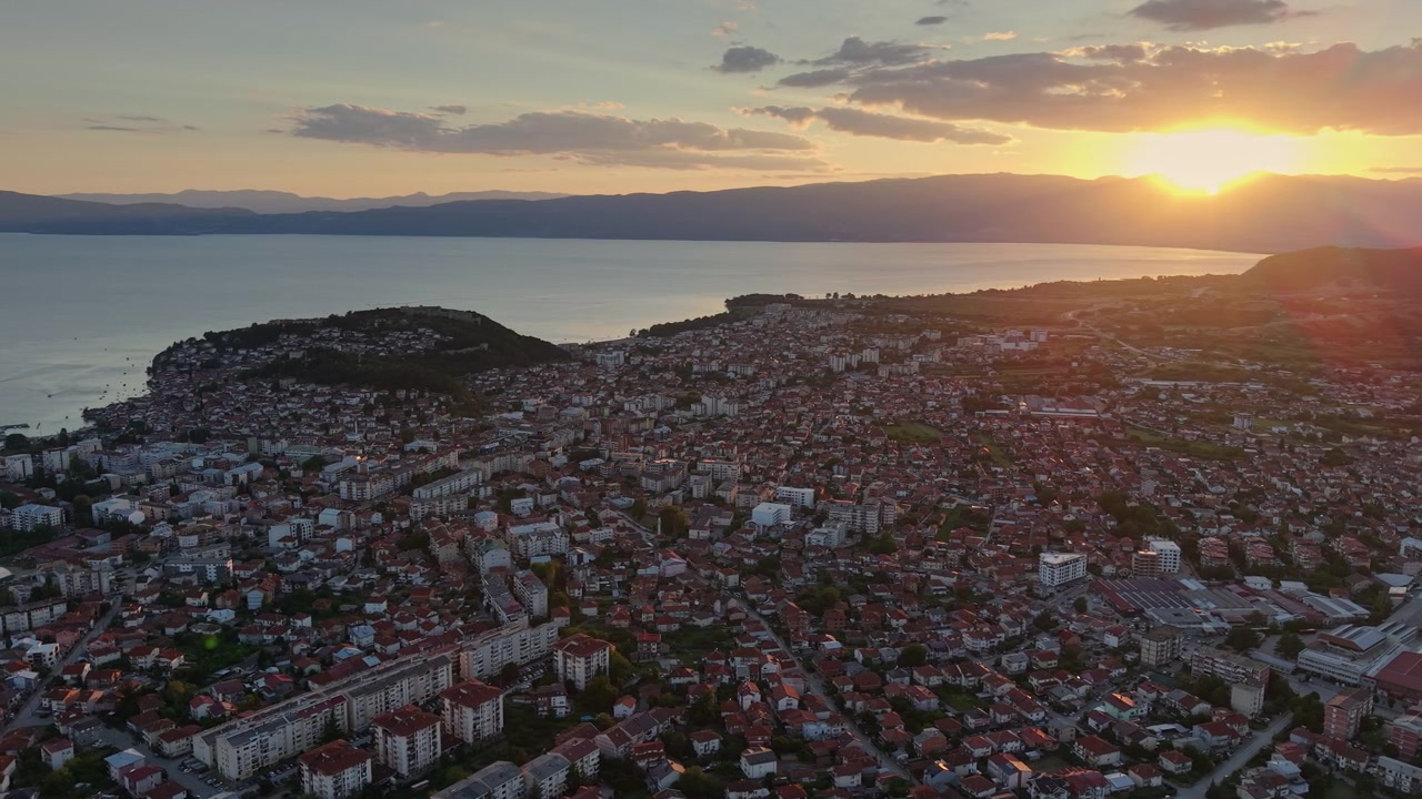 Pôr do sol aéreo sobre Ohrid e o Lago Ohrid
