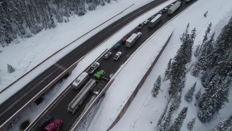 Luftaufnahmen-Eines-Schrecklichen-Staus-Auf-Der-I-70-In-Colorado