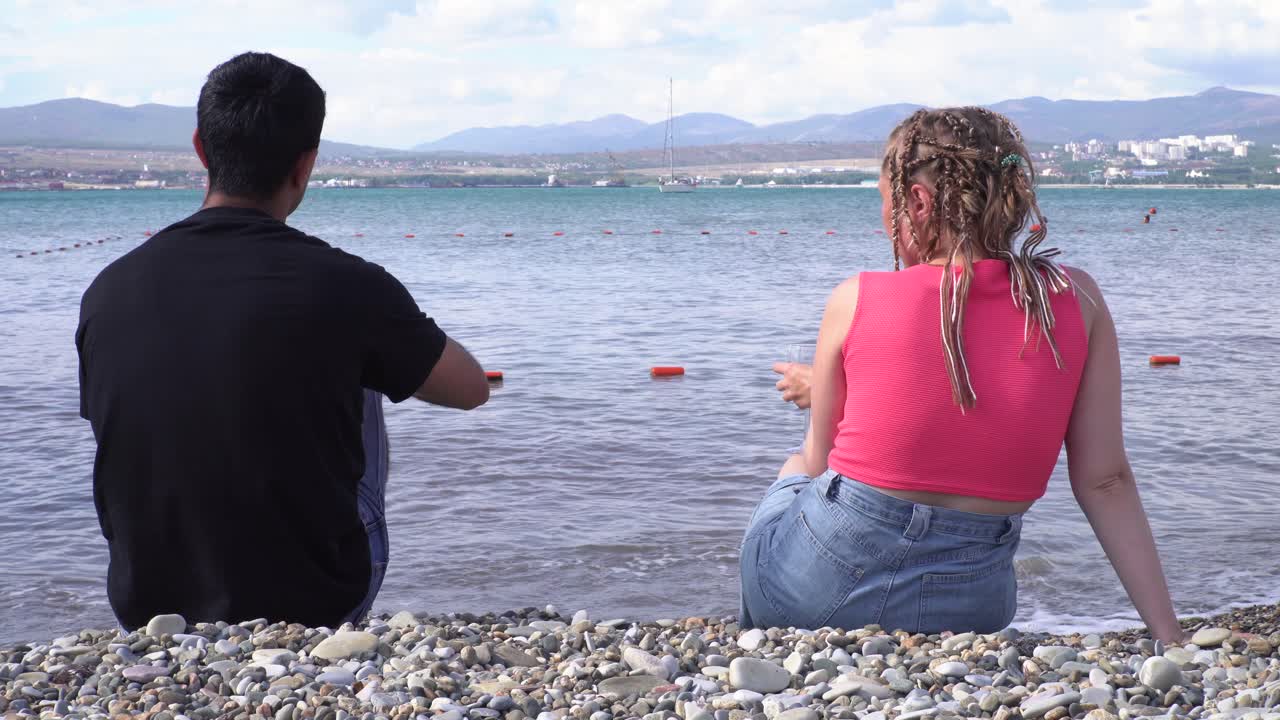 해변 에서 휴식을 취 하는 부부