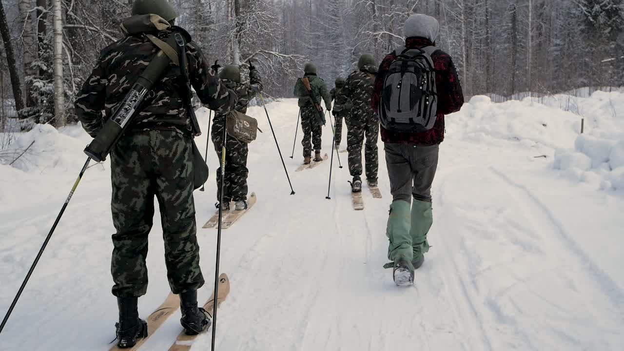 눈 인 숲 에서 스키 를 타고 있는 군인 들