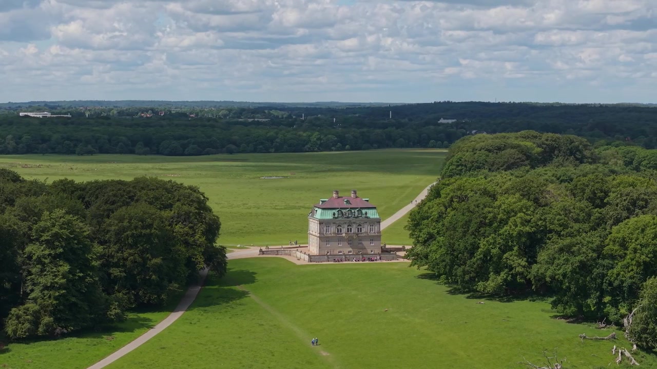 Luftaufnahmen der Jagdhütte Eremitage (Eremitage Slot), die die historische königliche Jagdhütte zeigt, umgeben von den üppigen Wäldern und Wiesen von Dyrehaven bei Kopenhagen.