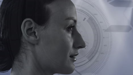 animación del alcance con una red de conexiones sobre el rostro de la mujer