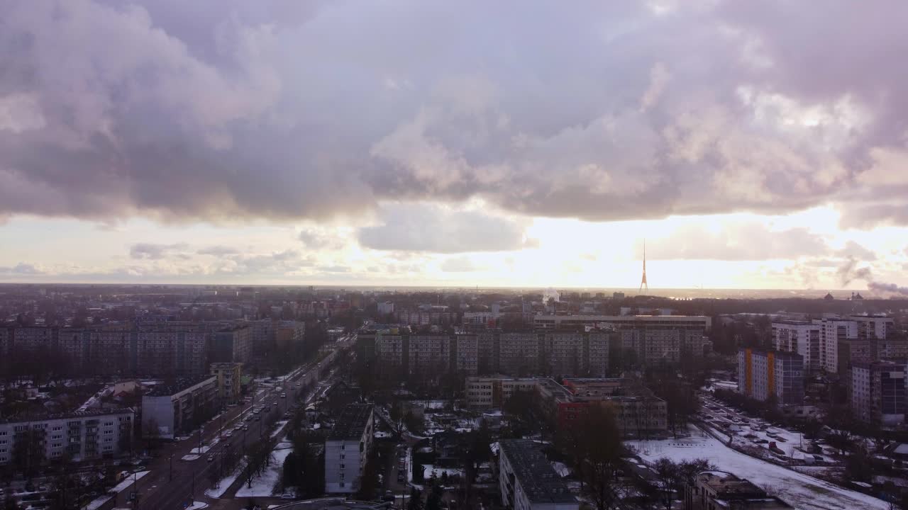 ascenso de drones aéreos que revela la ciudad de riga mientras nieva simulando los tiempos soviéticos