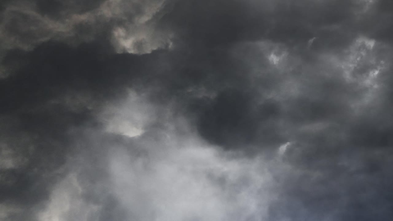 vista de 4k de tormentas eléctricas que golpean el cielo oscuro
