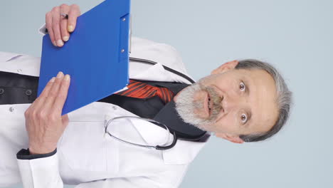 video vertical del viejo doctor sorprendido.