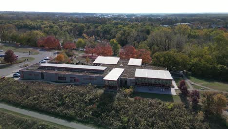 órbita-Aérea-Del-Edificio-Del-Parque-Metropolitano-De-La-Sociedad-Audubon,-Columbus,-Ohio