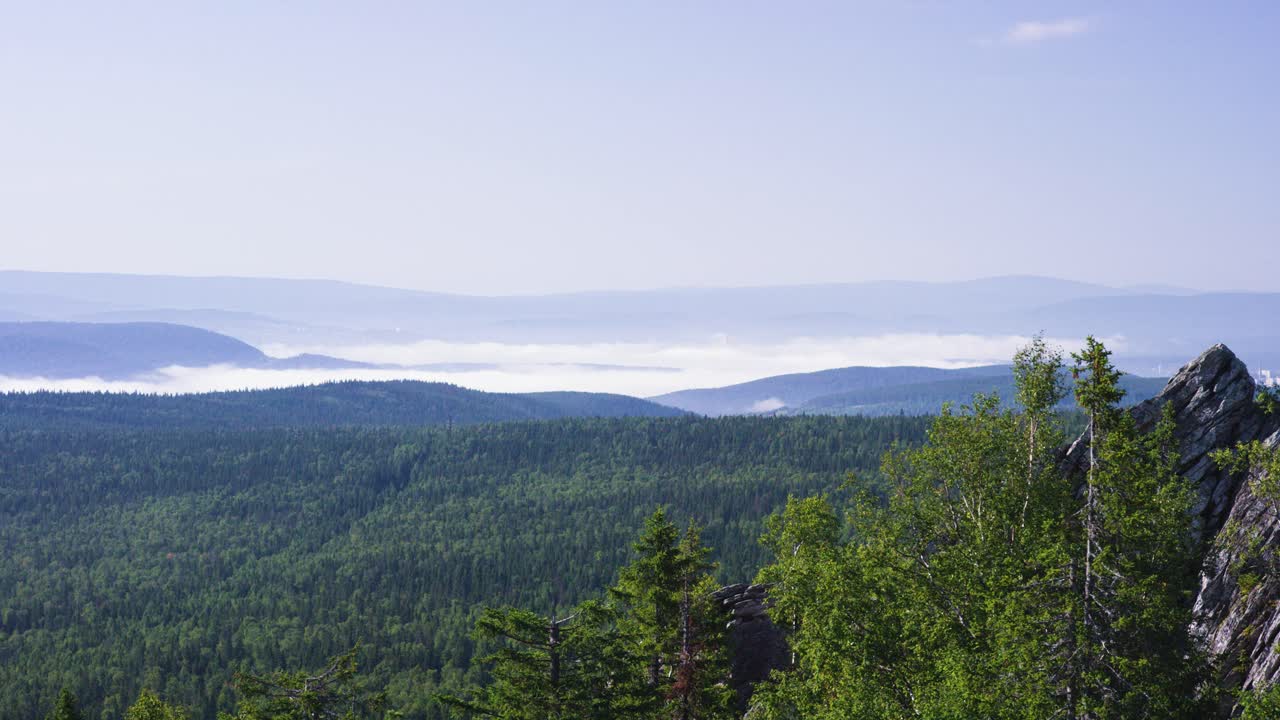 punto de vista del valle de la montaña brumosa