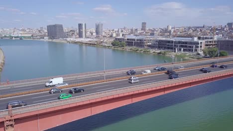 toma aérea de apertura cinematográfica del puente gazela y la orilla del mar en belgrado