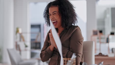 Mujer-De-Negocios,-Papel-Y-Aire-Con-Celebración