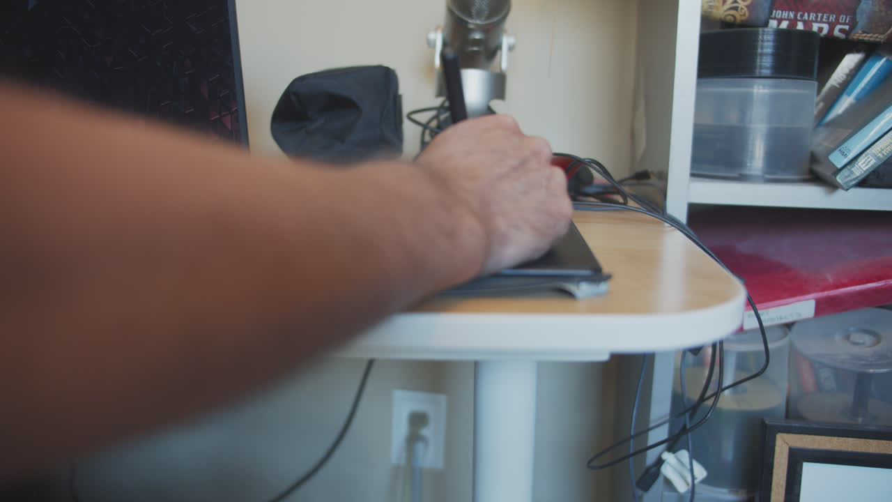 usando un bolígrafo y una tableta de dibujo