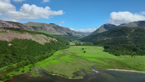 Montañas-Y-Laderas-Boscosas-Con-Revelación-De-Lago