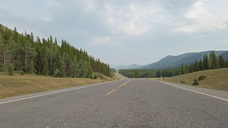 在阴天上的山路蟹岩山卡纳纳斯基斯阿尔伯塔加拿大