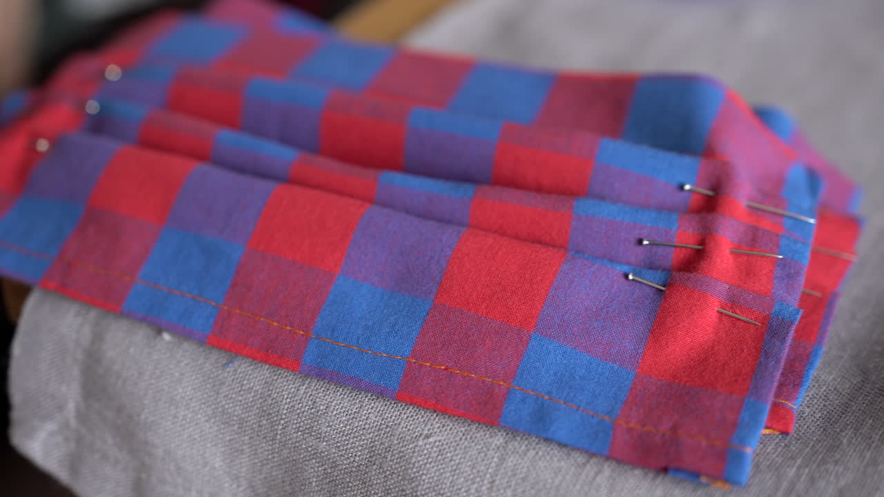 파란색과 빨간색 천으로 만든 수제 안면 보호 마스크 검토