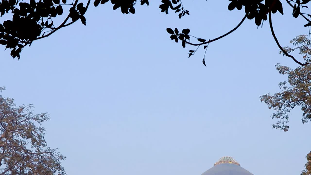 독특한 관점에서 안개 낀 아침에 humayun 무덤 외관의 sabz burj