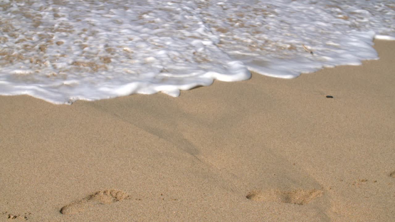 모래에 부서지는 슬로우 모션 파도 3