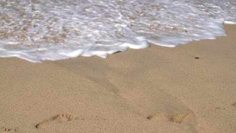 zeitlupenwellen, die auf sand brechen 3