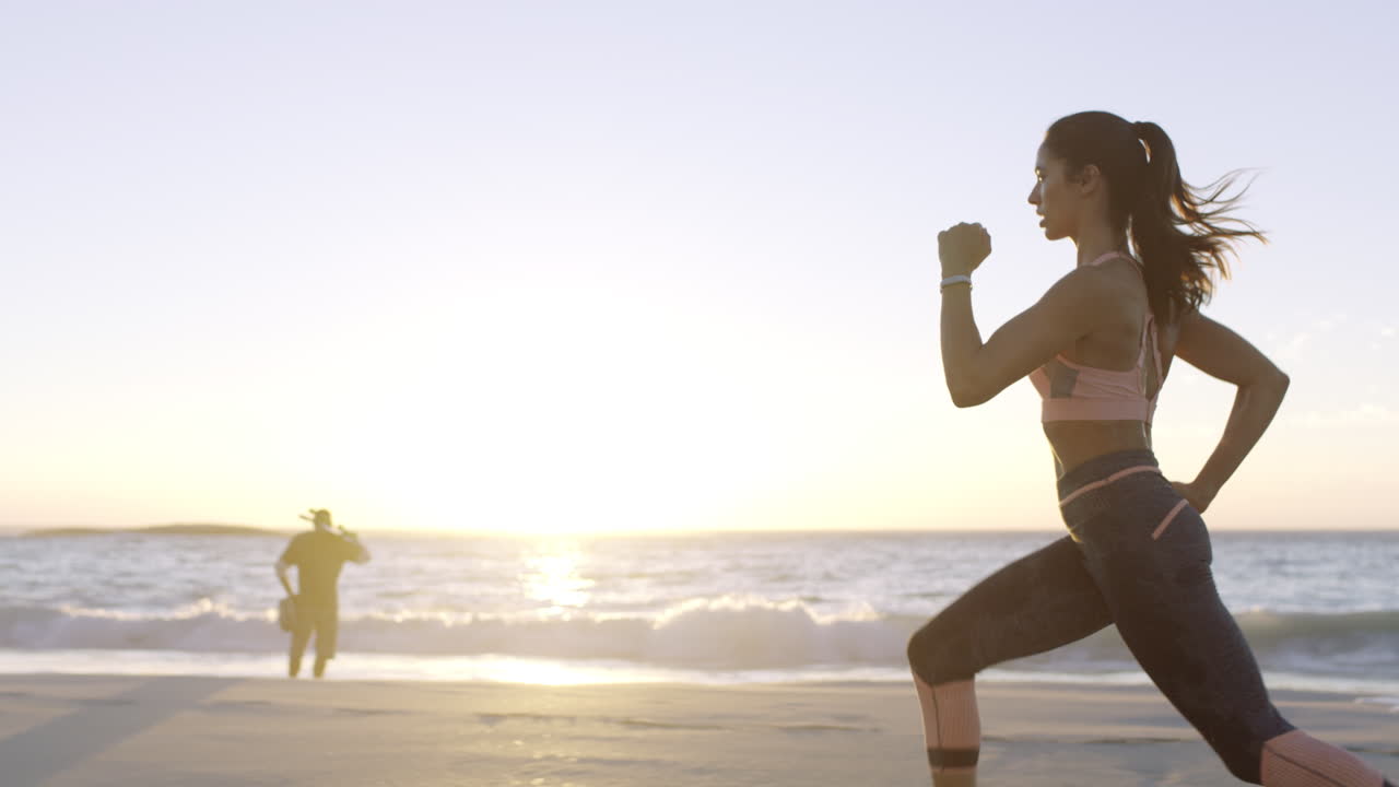 해가 뜨면 해변에서 달리는 여자