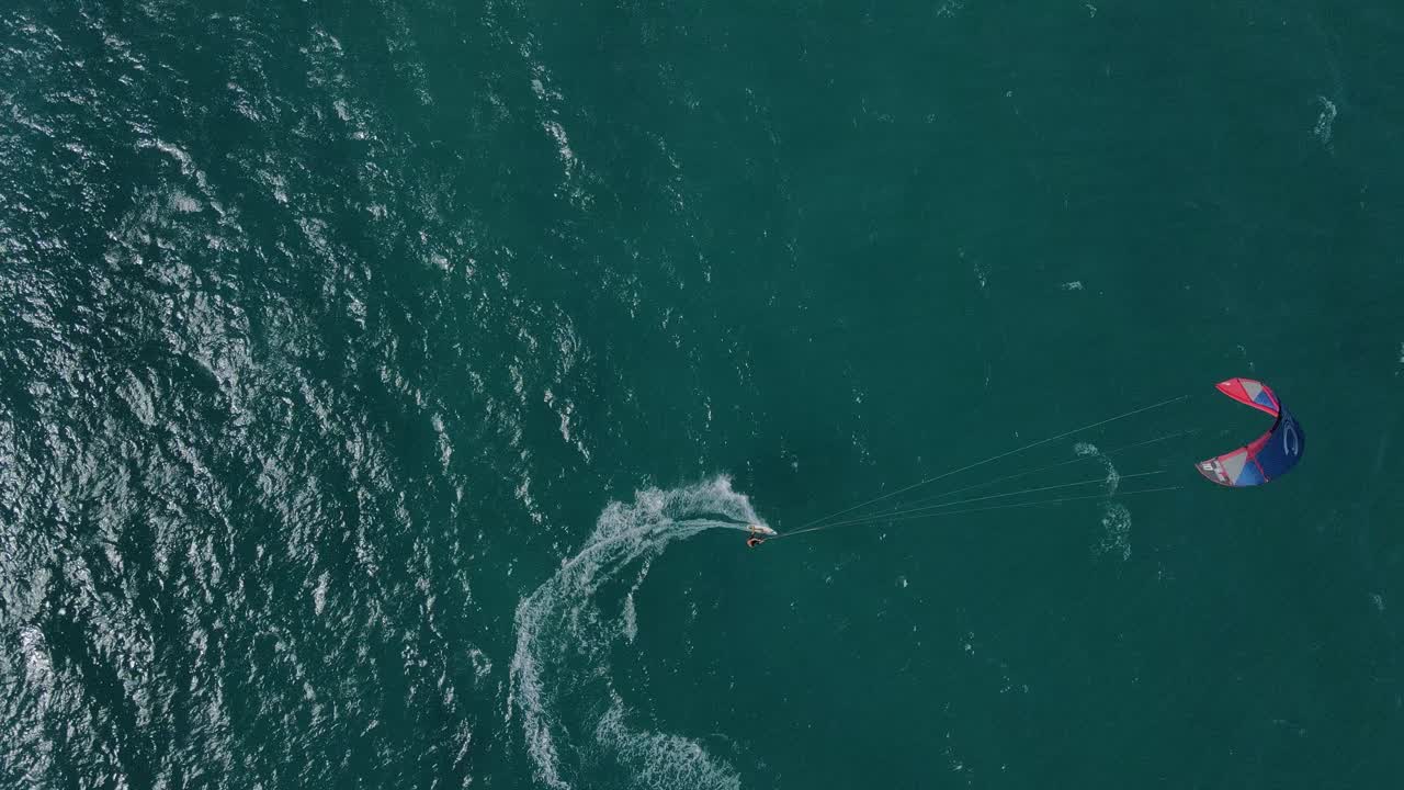 외부의 아름다운 날씨 동안 카이트 서퍼가 서핑을 하고 맑은 태평양을 켜는 공중 오버헤드 비행