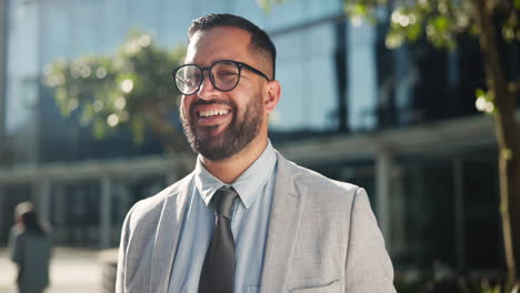 hombre de negocios sonriente en la ciudad