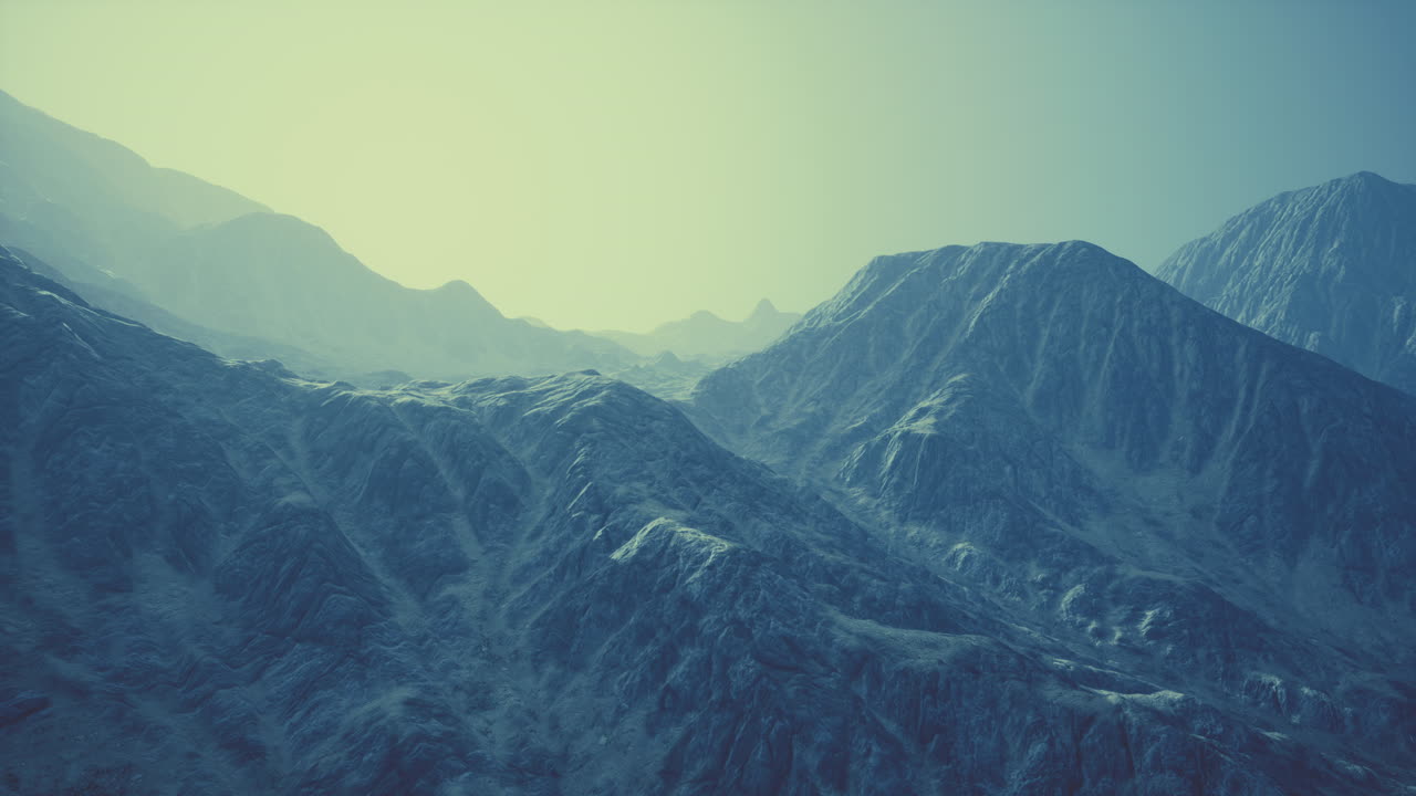 paisaje montañoso brumoso