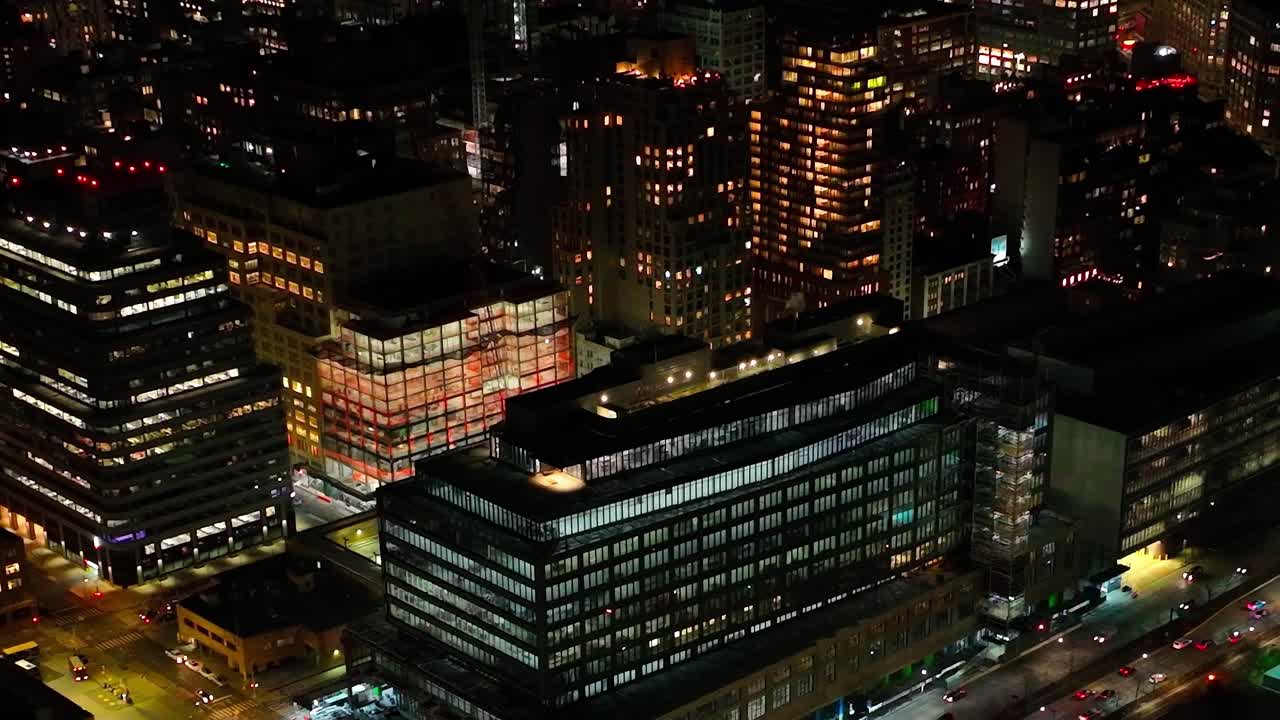 Pináculo do One World Trade Center sobre o porto de Nova York