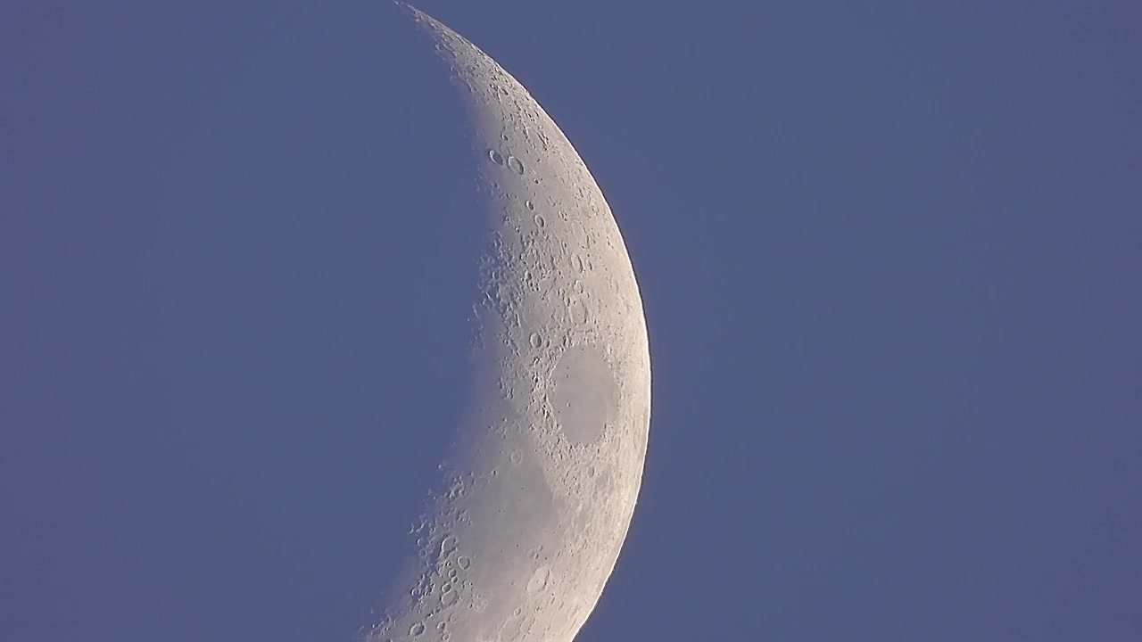 Lua Crescente Visível em Céu Azul Claro Diurno