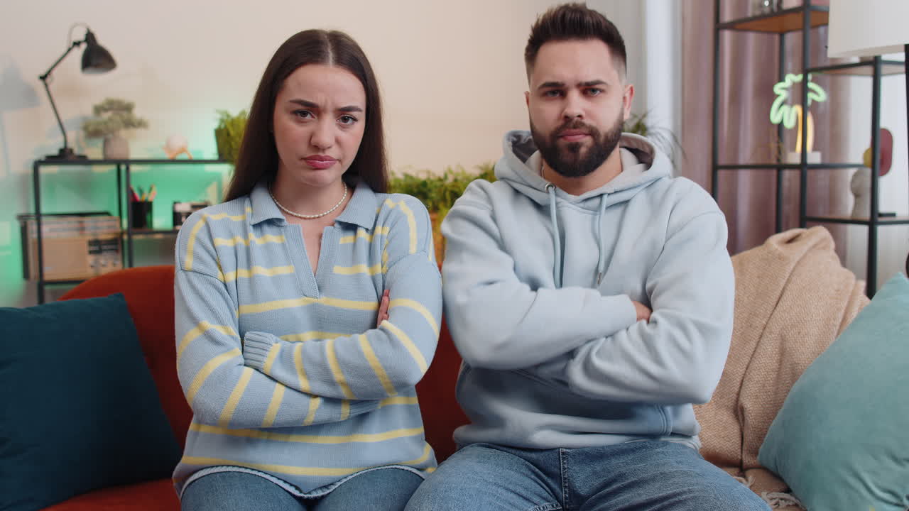 descontento molesto familia reaccionando a desagradable idea horrible desestimar mala idea agitar el dedo sacudir la cabeza no