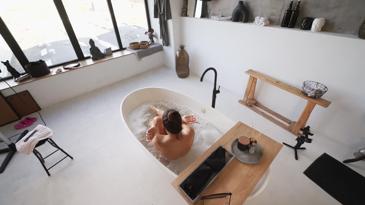 현대적인 욕조에서 휴식을 취하는 여자