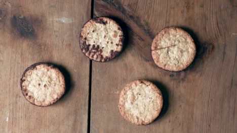 koekjes op een rustieke houten tafel.